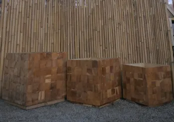 Pflanzgefäß aus Holz, kubische Form, aus Teakholz. 3er Set, in den Größen 70, 60 und 50 cm 